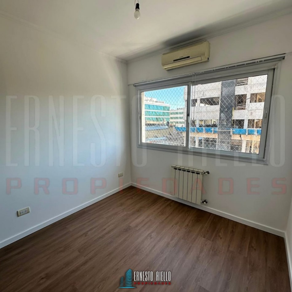 ALQUILER DEPARTAMENTO TRES AMBIENTES CON BALCON Y COCHERA EN SUBSUELO.