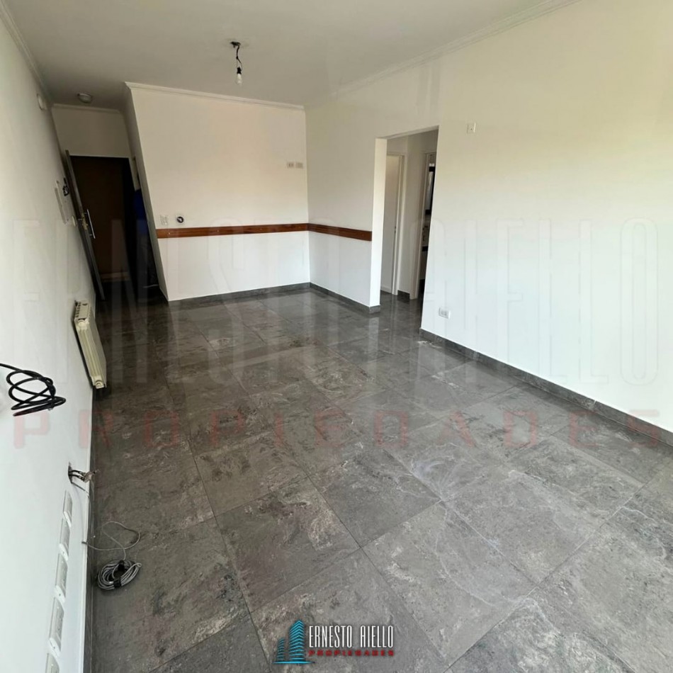ALQUILER DEPARTAMENTO TRES AMBIENTES CON BALCON Y COCHERA EN SUBSUELO.