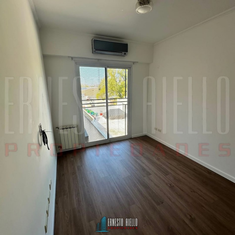 ALQUILER DEPARTAMENTO TRES AMBIENTES CON BALCON Y COCHERA EN SUBSUELO.