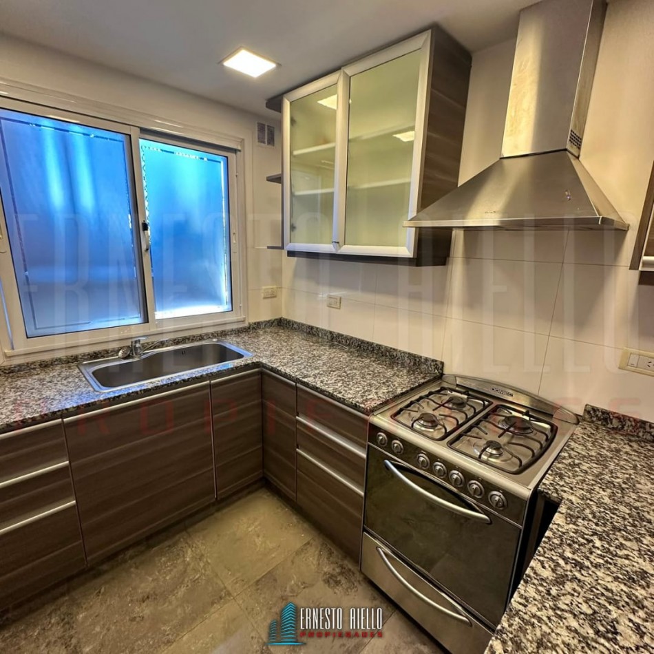 ALQUILER DEPARTAMENTO TRES AMBIENTES CON BALCON Y COCHERA EN SUBSUELO.