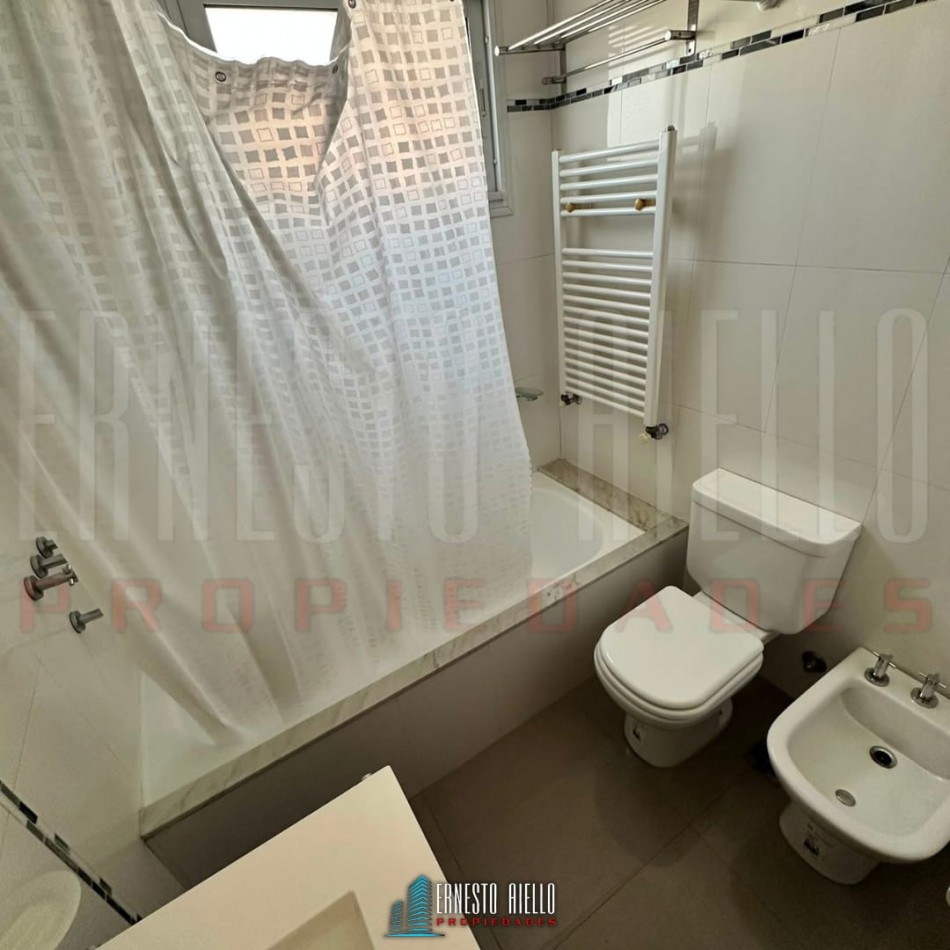 ALQUILER DEPARTAMENTO TRES AMBIENTES CON BALCON Y COCHERA EN SUBSUELO.