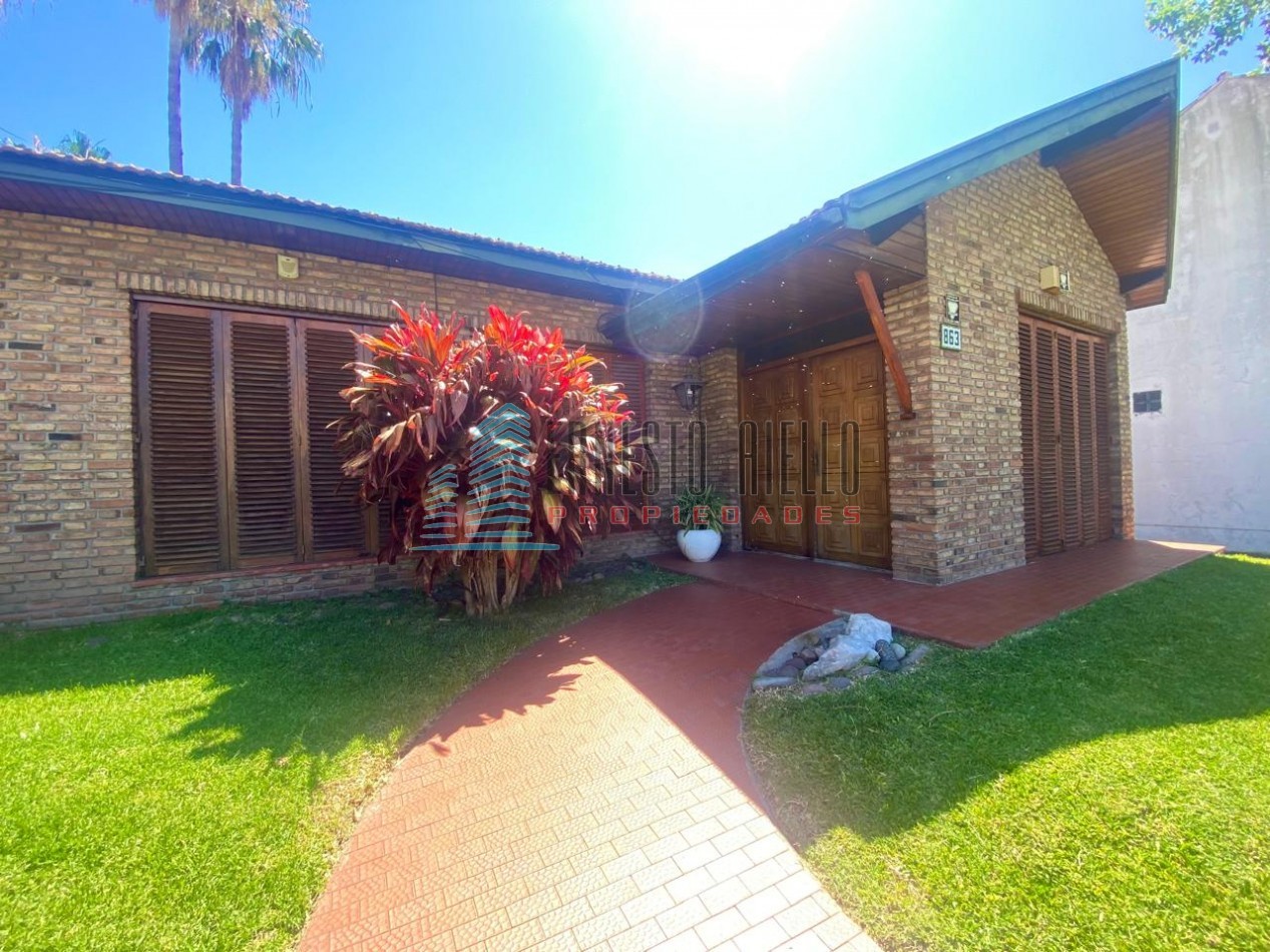 VENTA Casa con Estilo, Parque, Quincho y Depto. Independiente - Todo en una misma propiedad