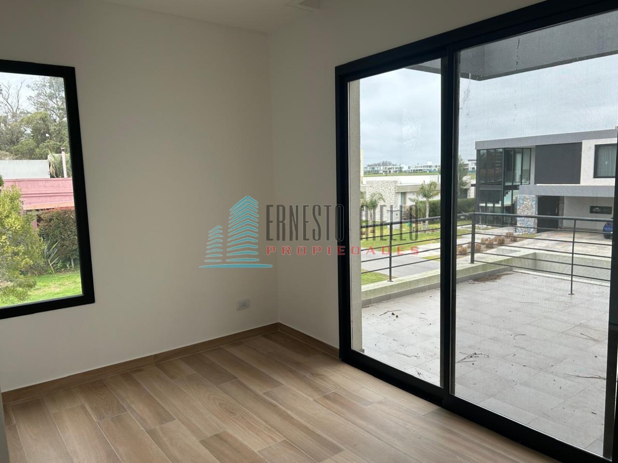 CASA EN VENTA CUATRO AMBIENTES CON PISCINA