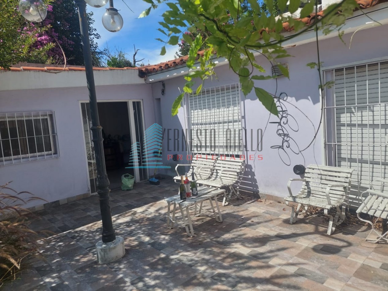A. VENTA Casa tres ambientes gran terreno con casa pequeña atras - Bernal Oeste
