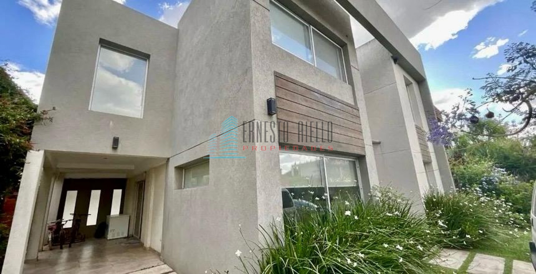 A. Impecable Casa en Venta en Barrio Las Acacias con Piscina