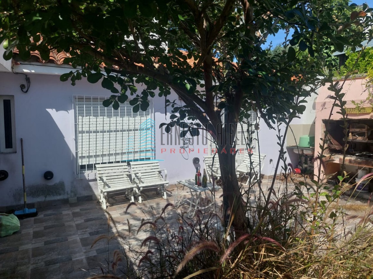 A. VENTA Casa tres ambientes gran terreno con casa pequeña atras - Bernal Oeste