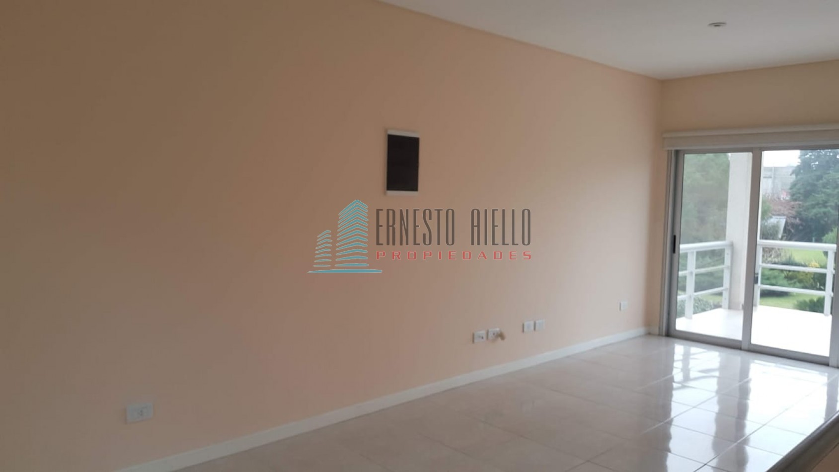 A. ALQUILER Impecable Casa en Abril Club de Campo