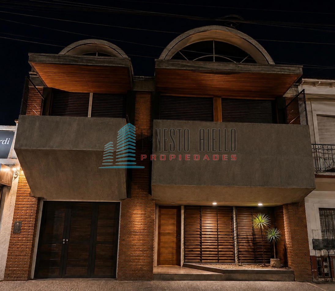 VENTA IMPECABLE CASA DOS PLANTAS CON PARQUE- ZONA RESIDENCIAL 