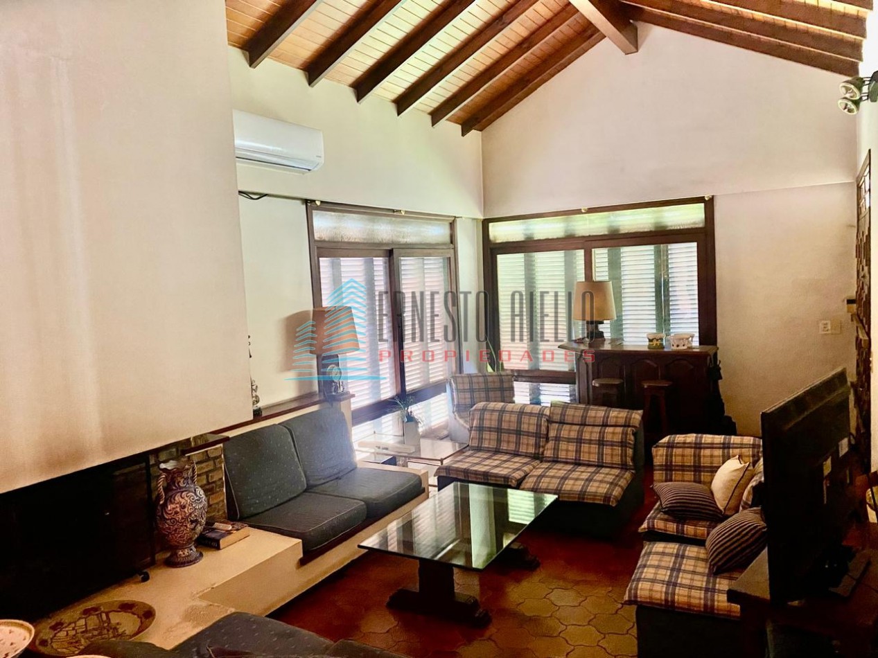 VENTA Casa con Estilo, Parque, Quincho y Depto. Independiente - Todo en una misma propiedad
