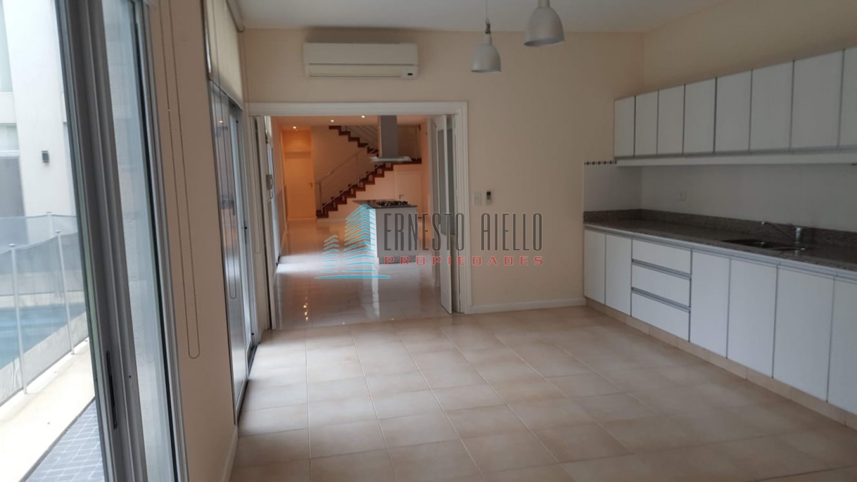 A. ALQUILER Impecable Casa en Abril Club de Campo