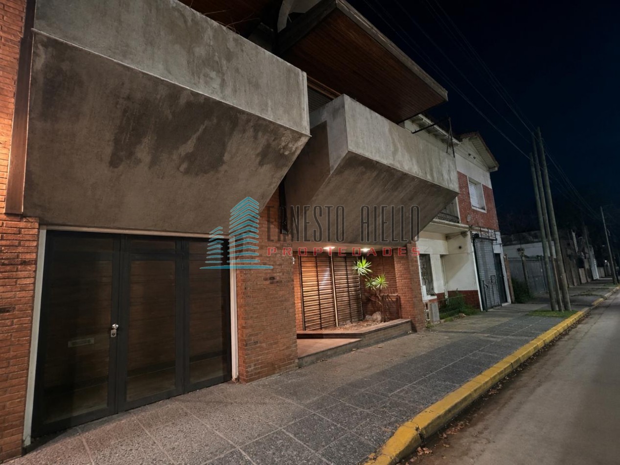 VENTA IMPECABLE CASA DOS PLANTAS CON PARQUE- ZONA RESIDENCIAL 