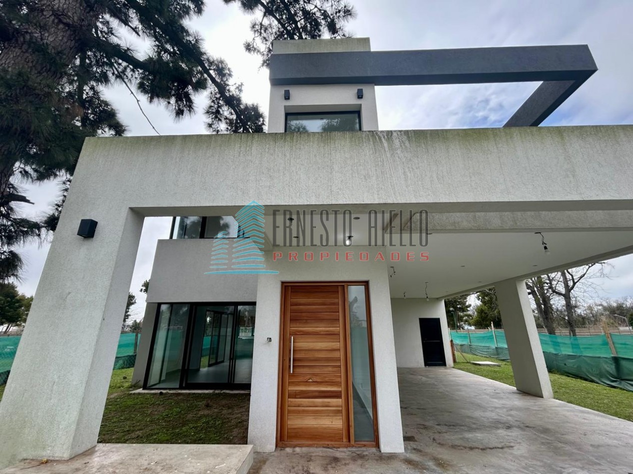CASA EN VENTA CUATRO AMBIENTES CON PISCINA