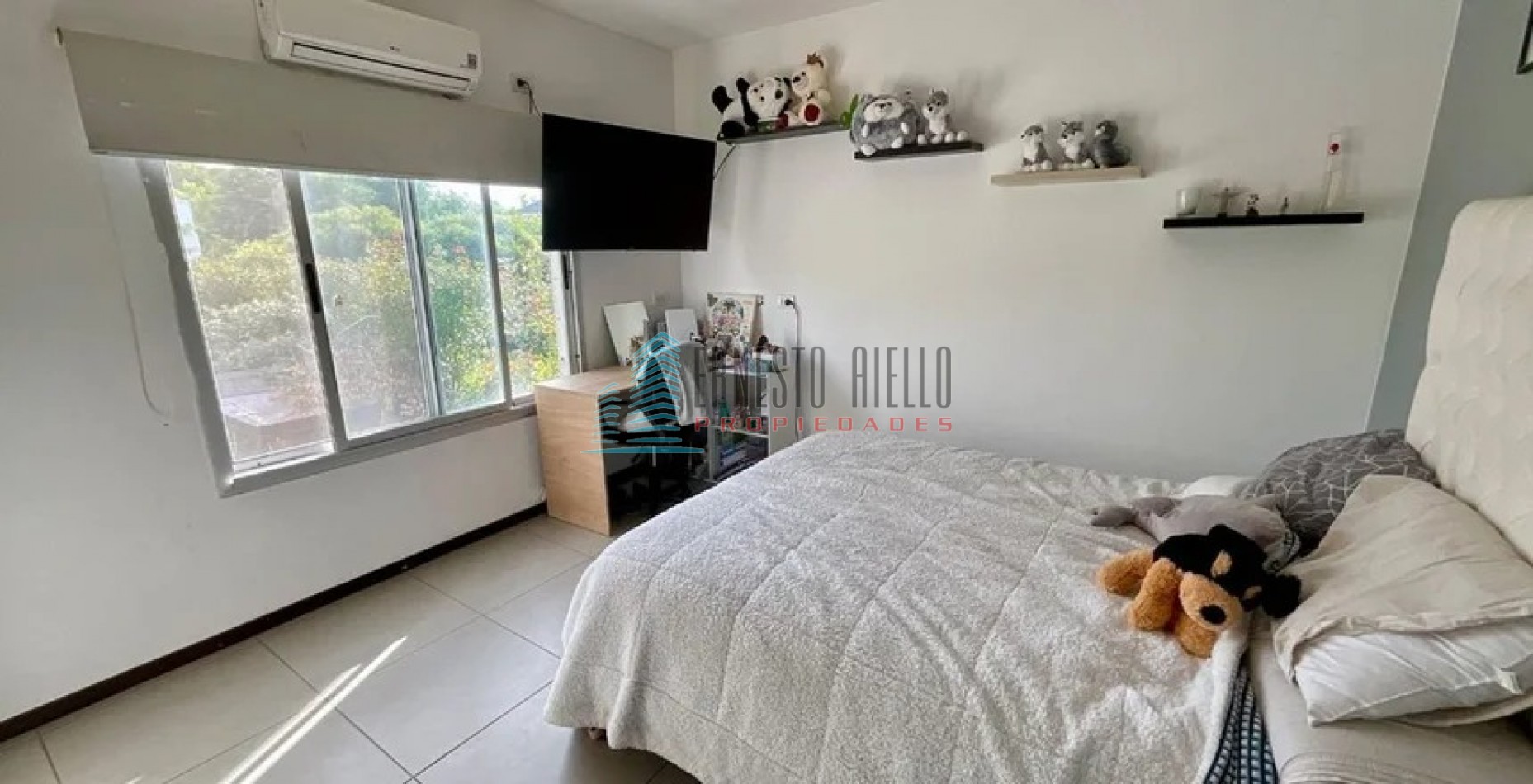 A. Impecable Casa en Venta en Barrio Las Acacias con Piscina
