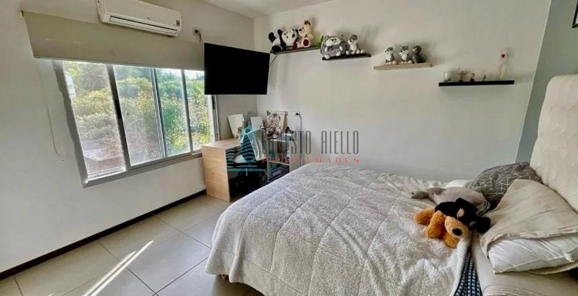 A. Impecable Casa en Venta en Barrio Las Acacias con Piscina