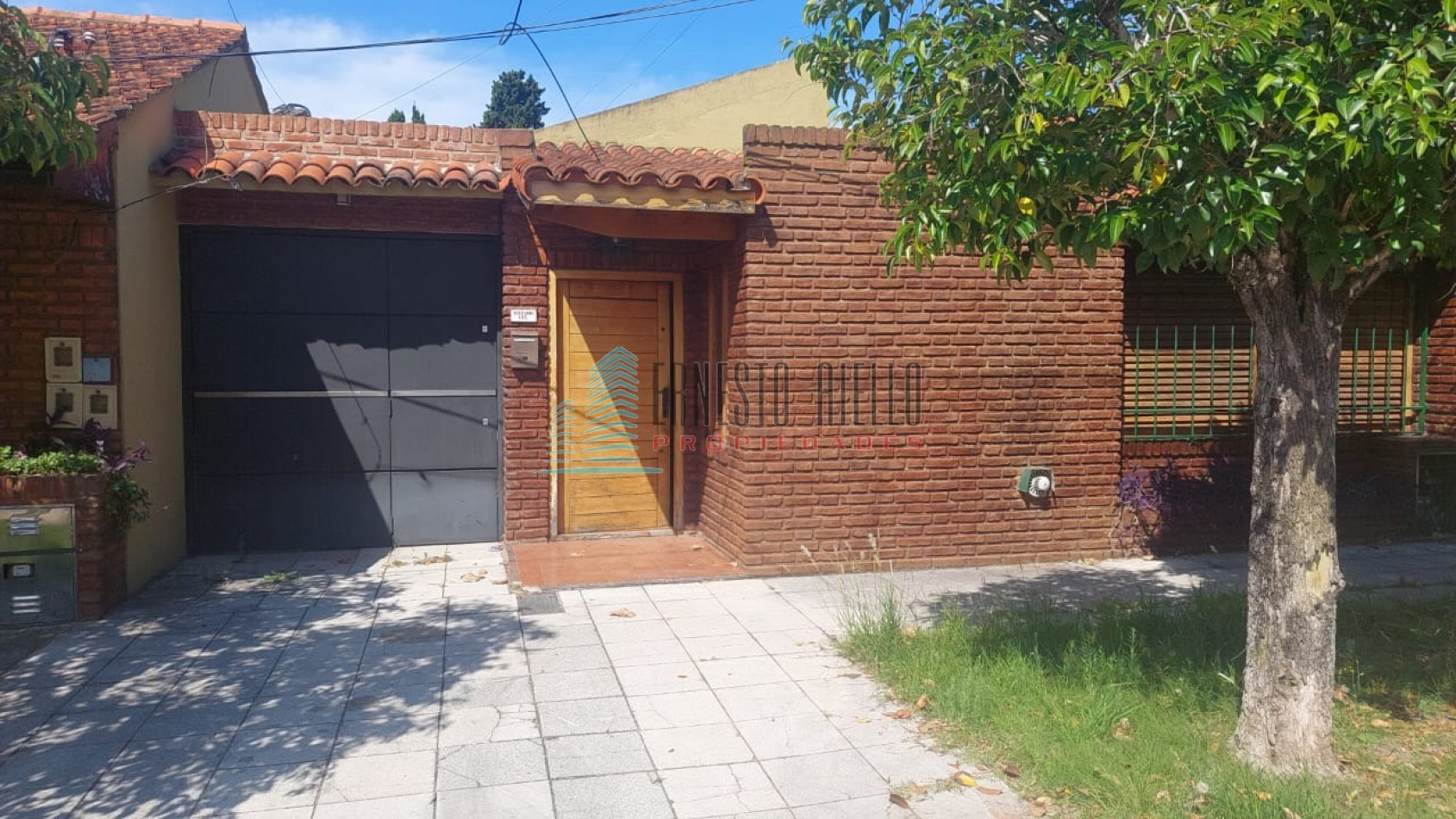 A. VENTA Casa tres ambientes gran terreno con casa pequeña atras - Bernal Oeste