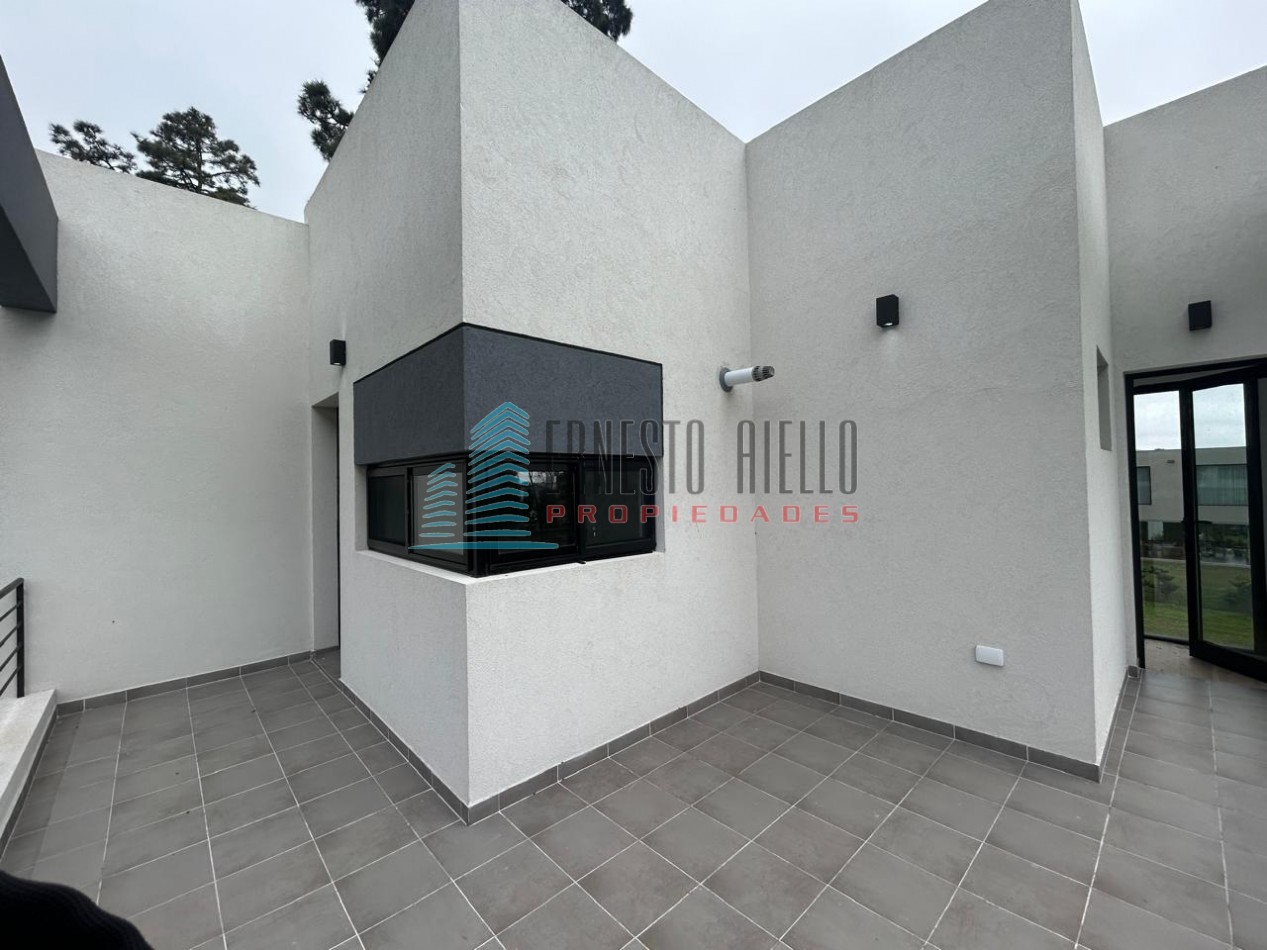CASA EN VENTA CUATRO AMBIENTES CON PISCINA