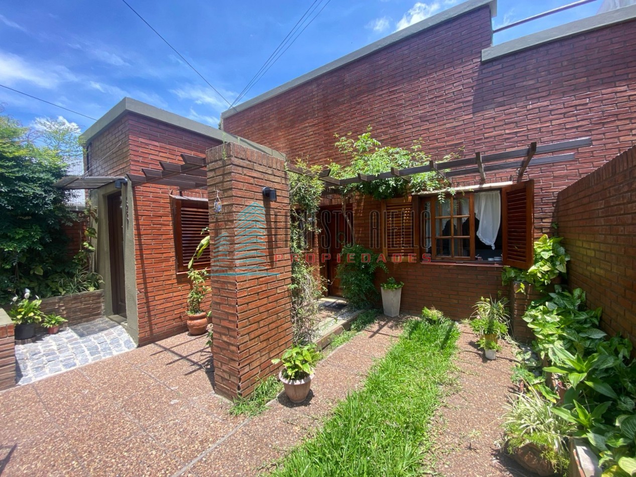 A. VENTA Impecable PH Tres Ambientes con Cochera - Excelente Ubicacion