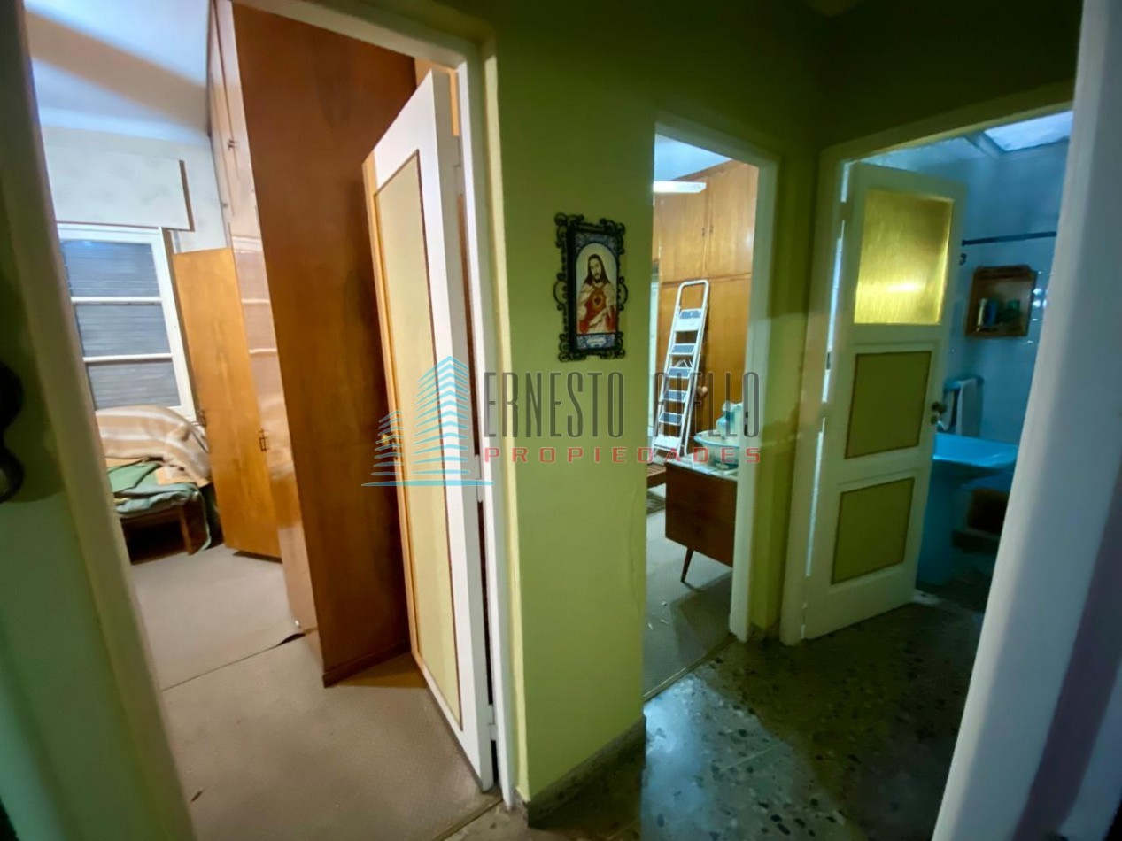 A. VENTA Casa tres ambientes gran terreno con casa pequeña atras - Bernal Oeste