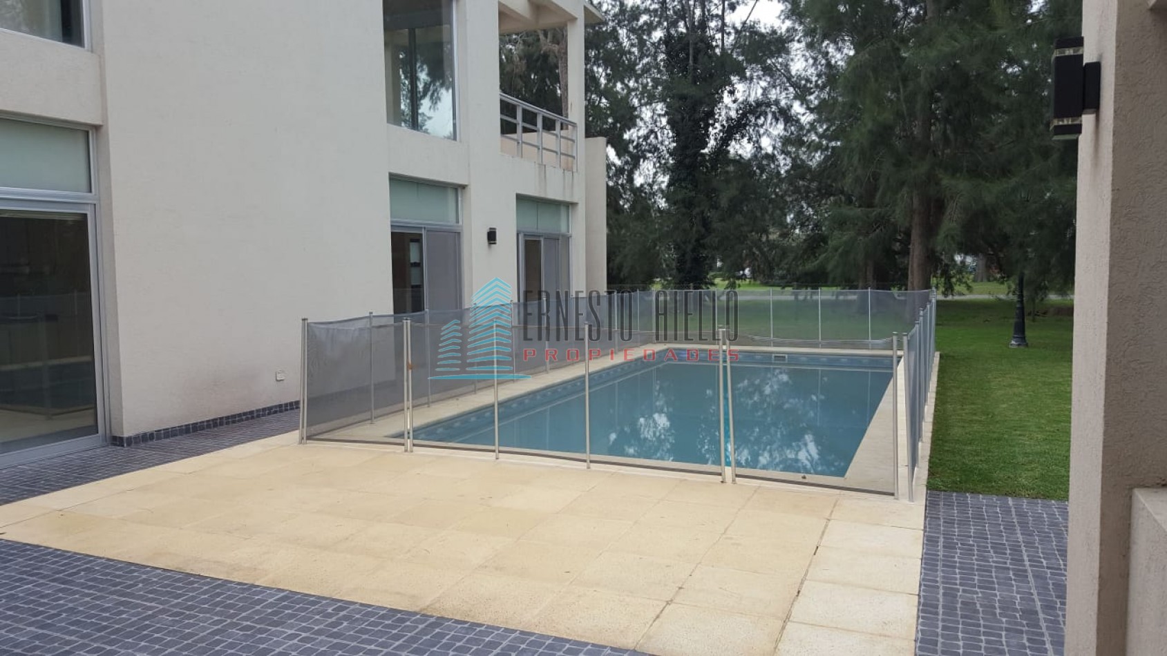 A. ALQUILER Impecable Casa en Abril Club de Campo