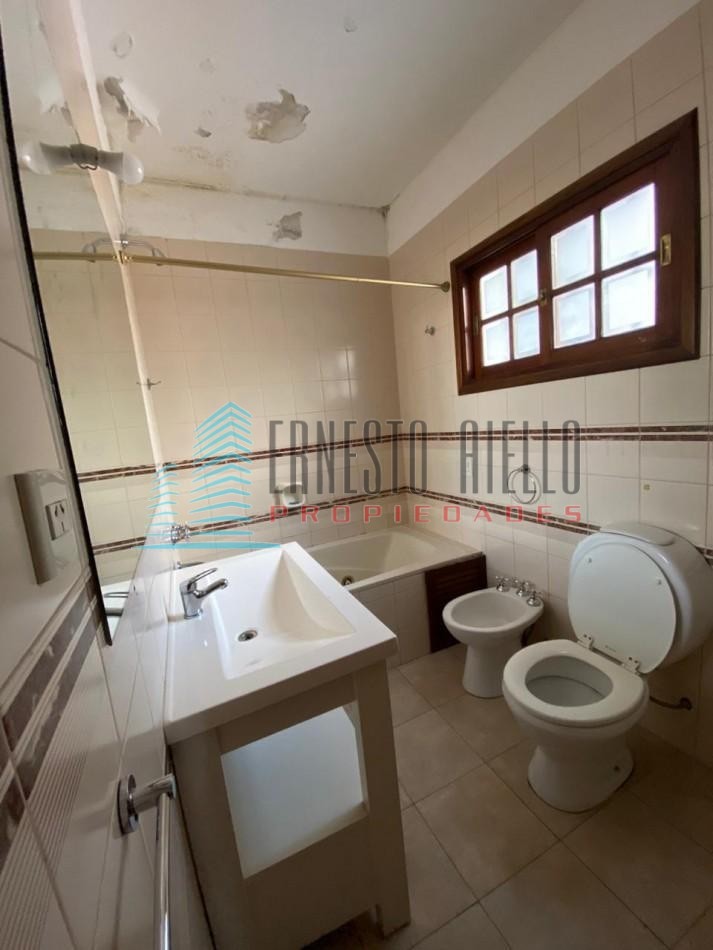 A. Casa en Venta Barrio Parque Bernal