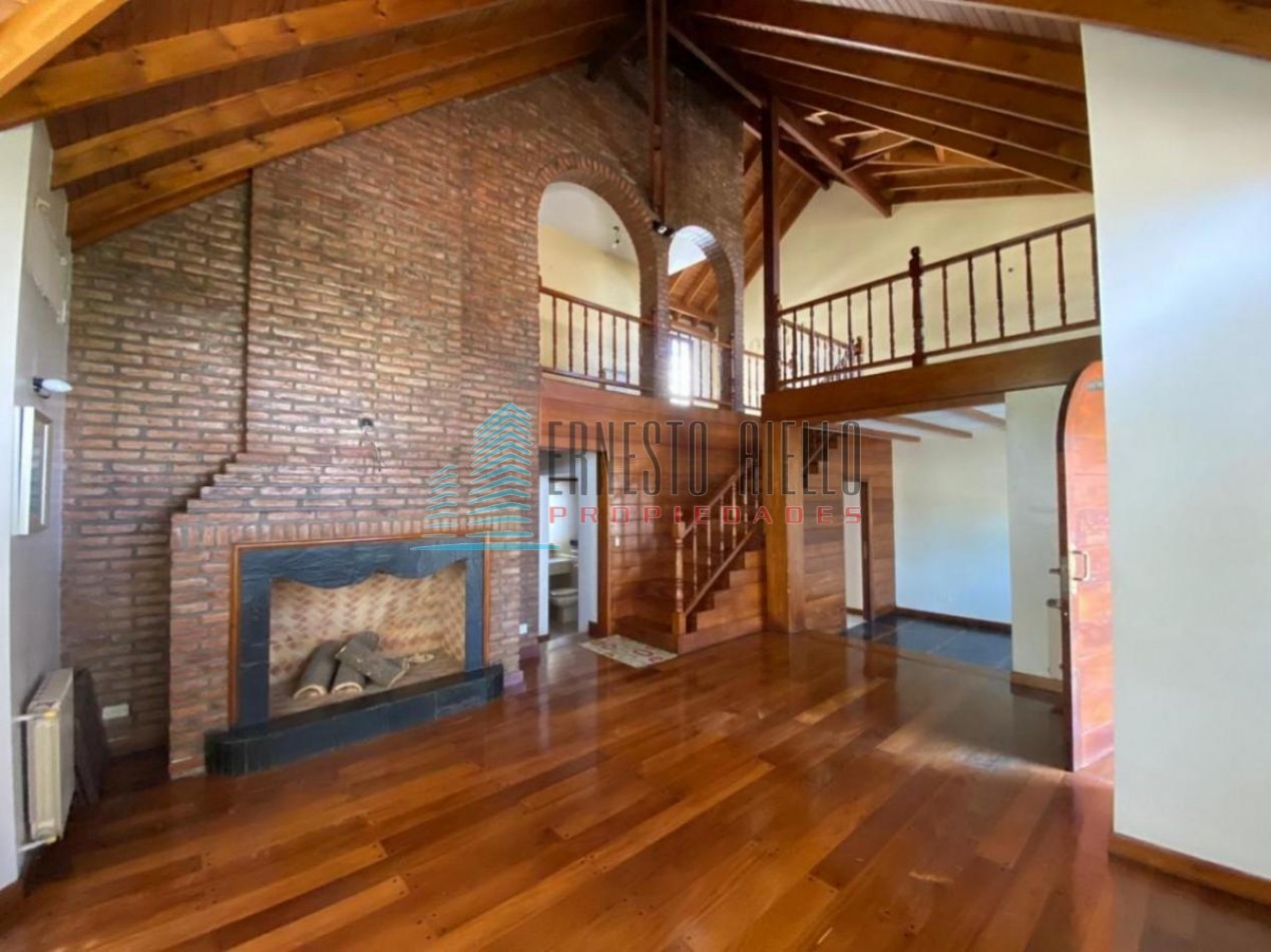 A. Casa en Venta Barrio Parque Bernal