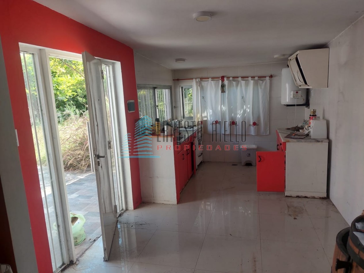A. VENTA Casa tres ambientes gran terreno con casa pequeña atras - Bernal Oeste