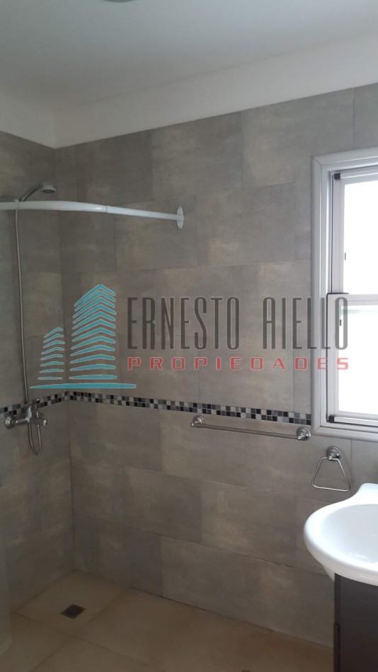 A. ALQUILER Impecable Casa en Abril Club de Campo