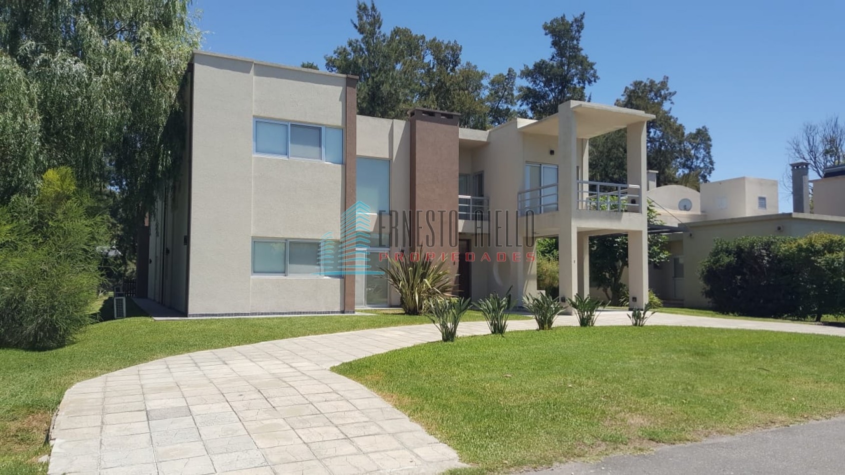 A. ALQUILER Impecable Casa en Abril Club de Campo