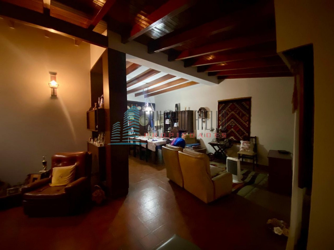 A. VENTA Casa tres ambientes gran terreno con casa pequeña atras - Bernal Oeste