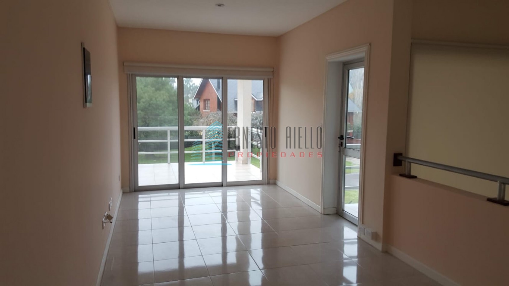 A. ALQUILER Impecable Casa en Abril Club de Campo