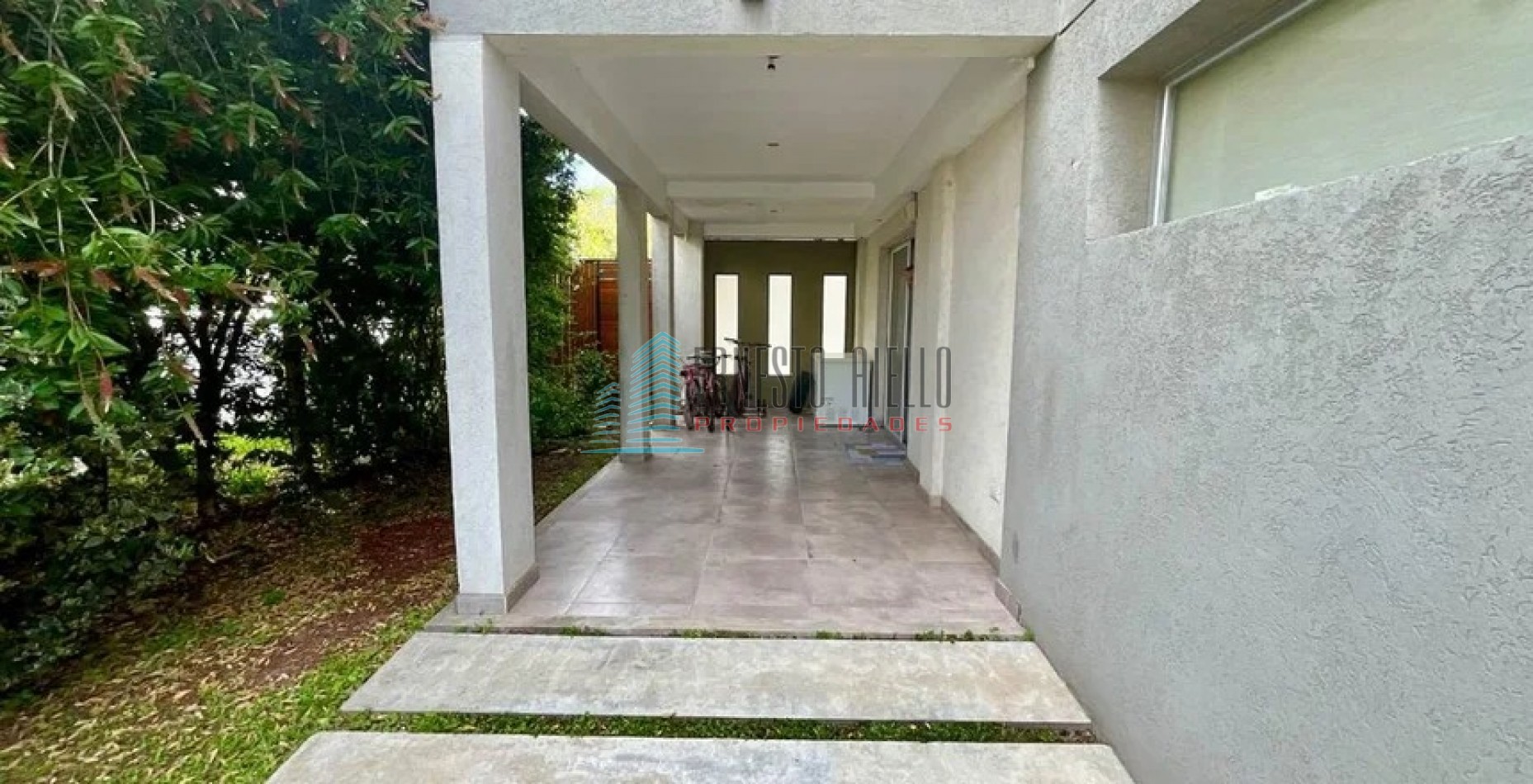 A. Impecable Casa en Venta en Barrio Las Acacias con Piscina