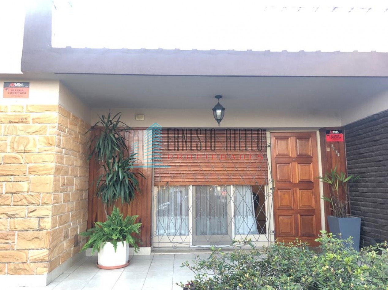 Excelente Casa con Cochera - Piscina en Quilmes Oeste - Apta Credito