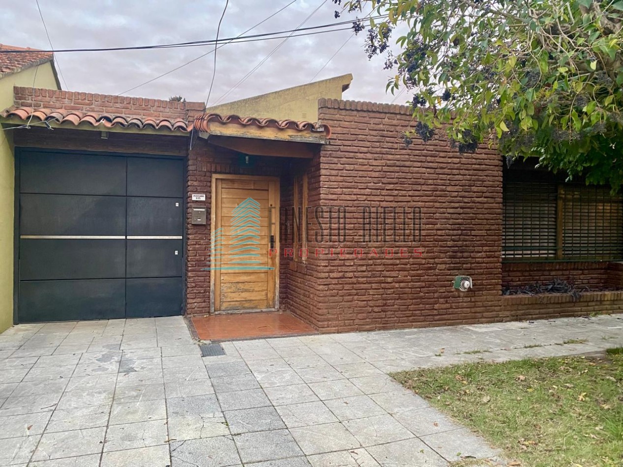 A. VENTA Casa tres ambientes gran terreno con casa pequeña atras - Bernal Oeste