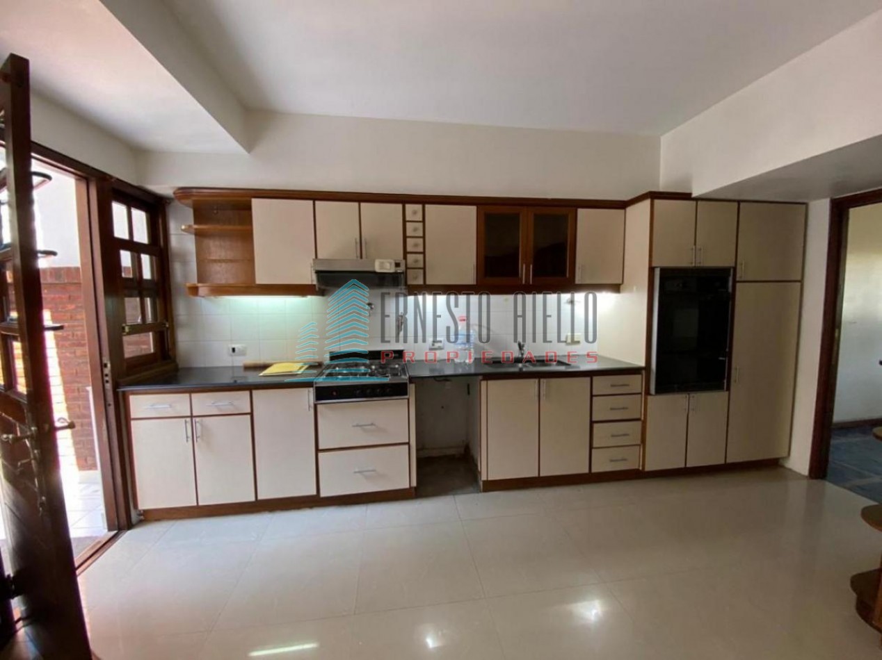 A. Casa en Venta Barrio Parque Bernal