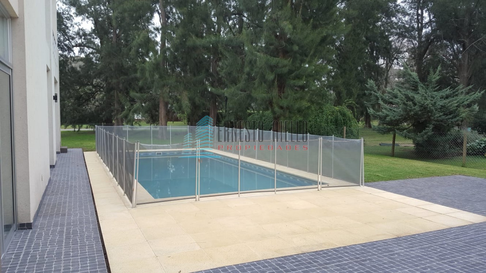 A. ALQUILER Impecable Casa en Abril Club de Campo