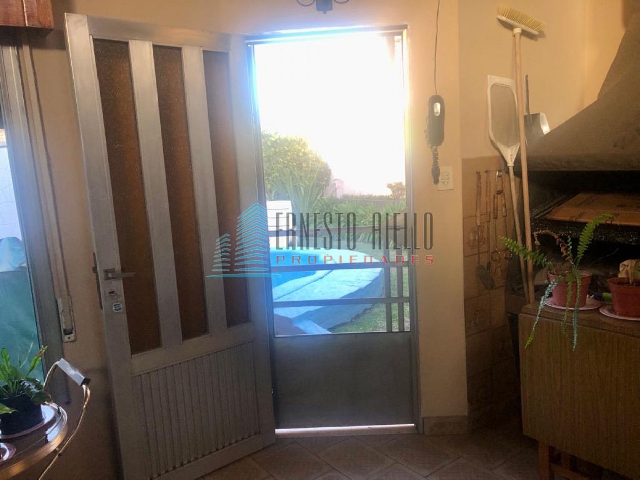 Excelente Casa con Cochera - Piscina en Quilmes Oeste - Apta Credito