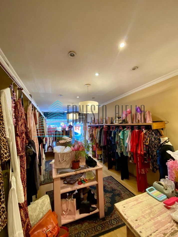 A. VENTA FONDO DE COMERCIO ROPA FEMENINA- EXCELENTE UBICACION BERNAL