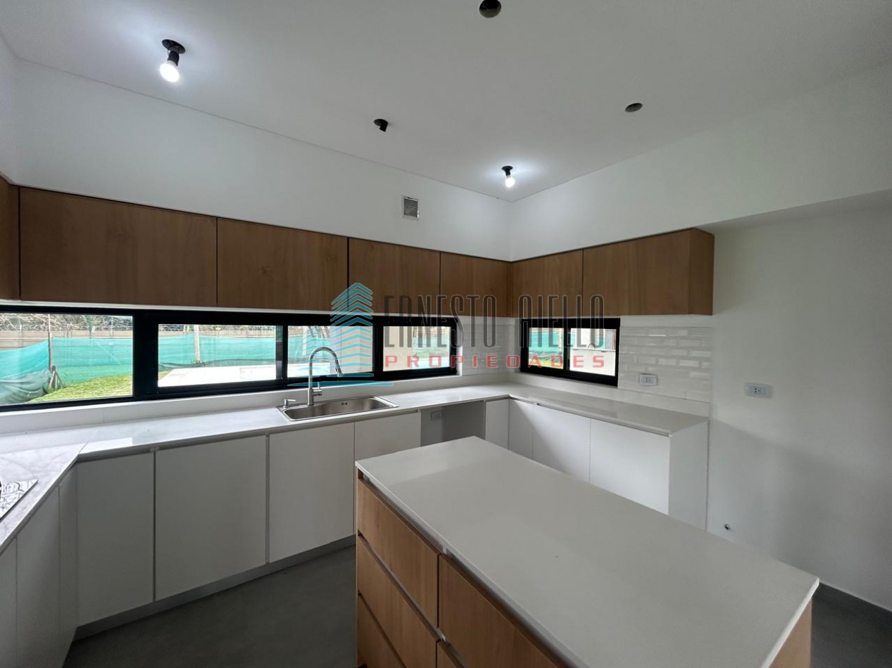 CASA EN VENTA CUATRO AMBIENTES CON PISCINA