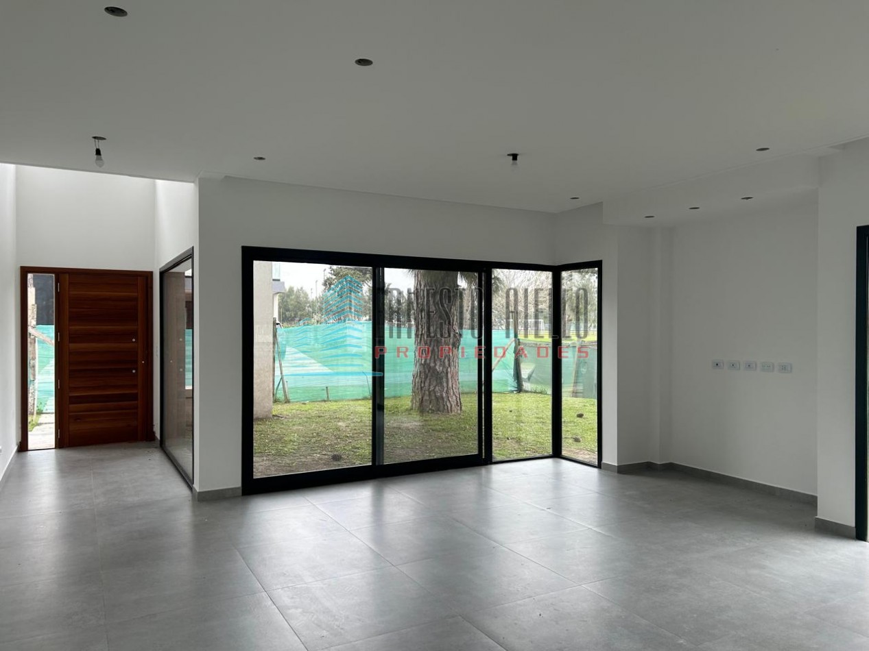 CASA EN VENTA CUATRO AMBIENTES CON PISCINA