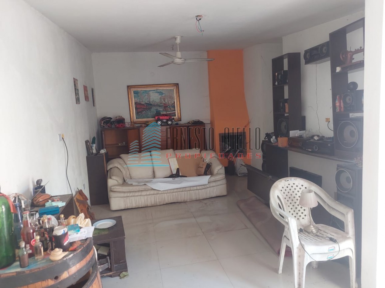 A. VENTA Casa tres ambientes gran terreno con casa pequeña atras - Bernal Oeste