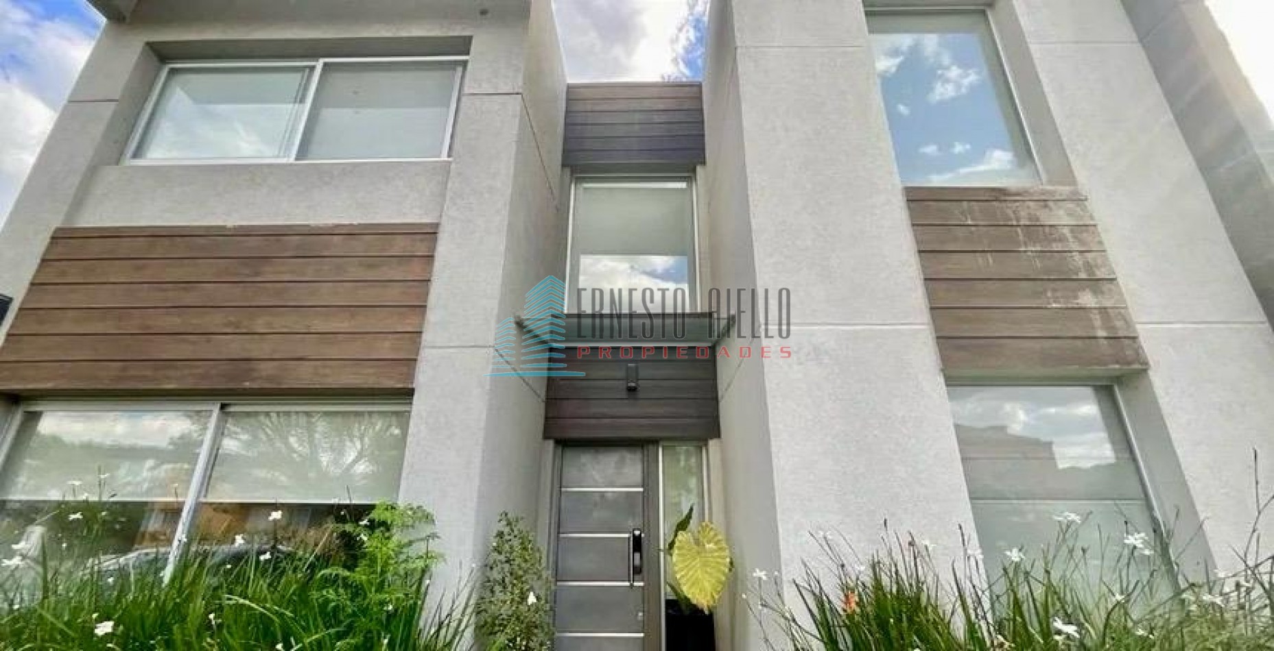 A. Impecable Casa en Venta en Barrio Las Acacias con Piscina