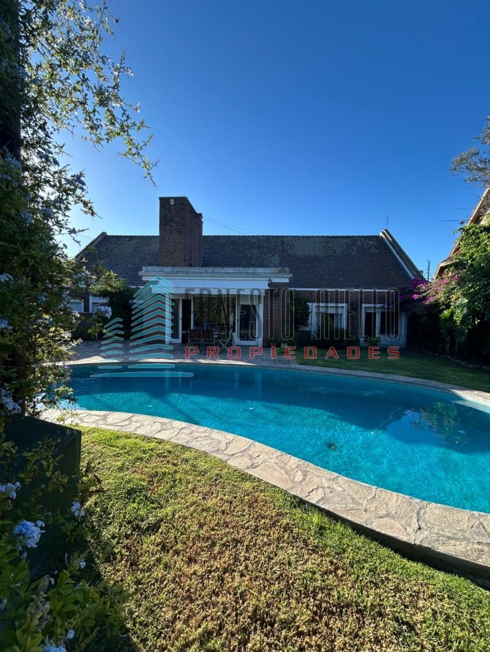 VENTA CASA 6 AMB EN 1 PLANTA S/2 LOTES - 748M2 - PISCINA