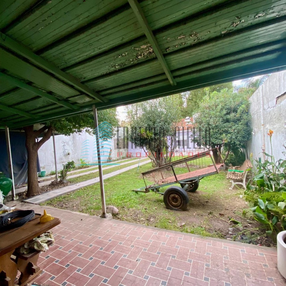 A. VENTA Casa tres ambientes gran terreno con casa pequeña atras - Bernal Oeste