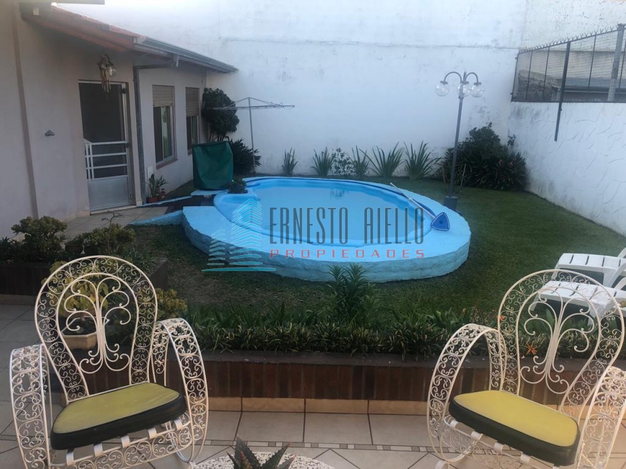 Excelente Casa con Cochera - Piscina en Quilmes Oeste - Apta Credito