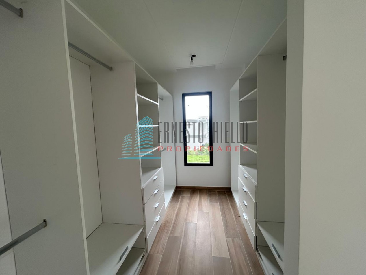 CASA EN VENTA CUATRO AMBIENTES CON PISCINA