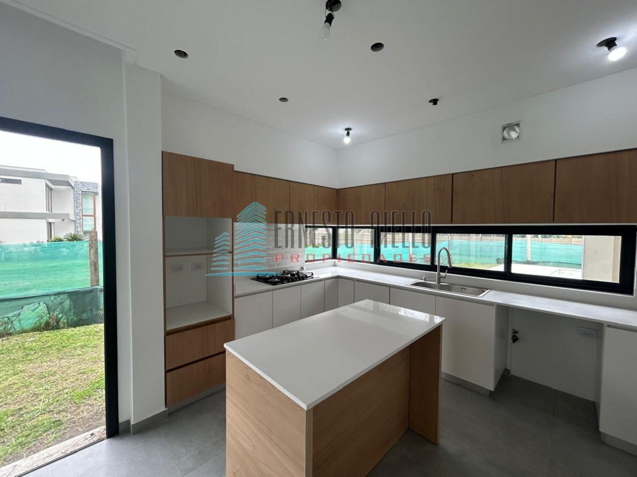 CASA EN VENTA CUATRO AMBIENTES CON PISCINA