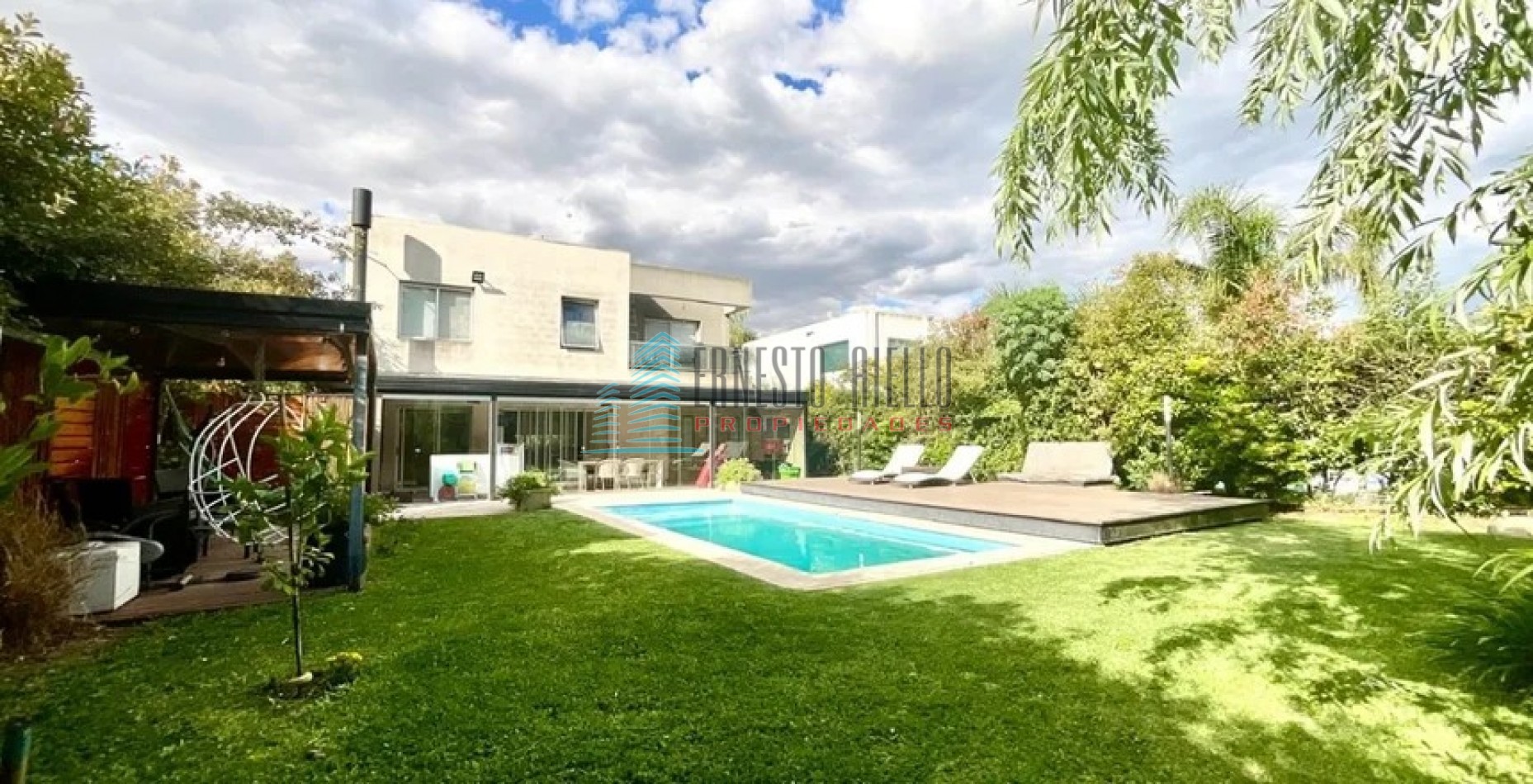 A. Impecable Casa en Venta en Barrio Las Acacias con Piscina