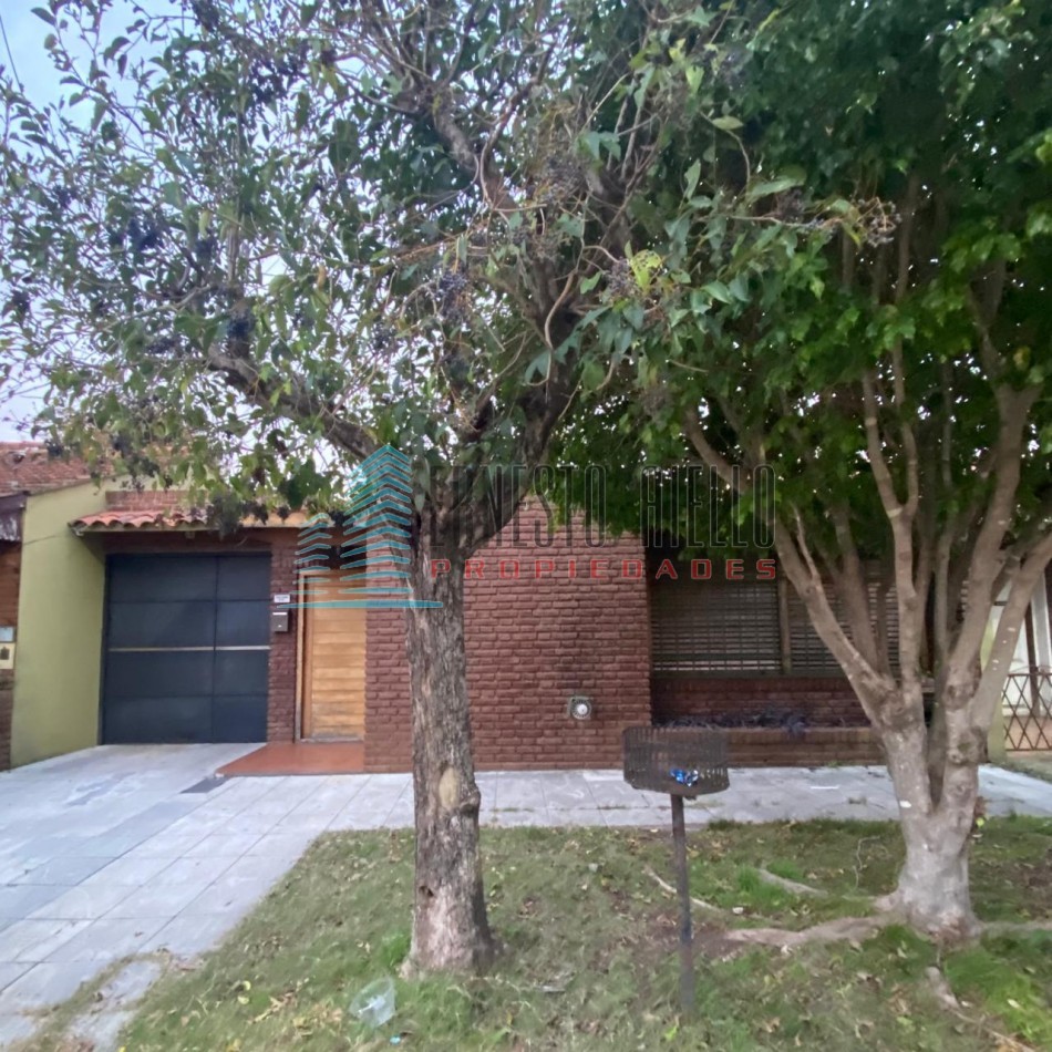 A. VENTA Casa tres ambientes gran terreno con casa pequeña atras - Bernal Oeste