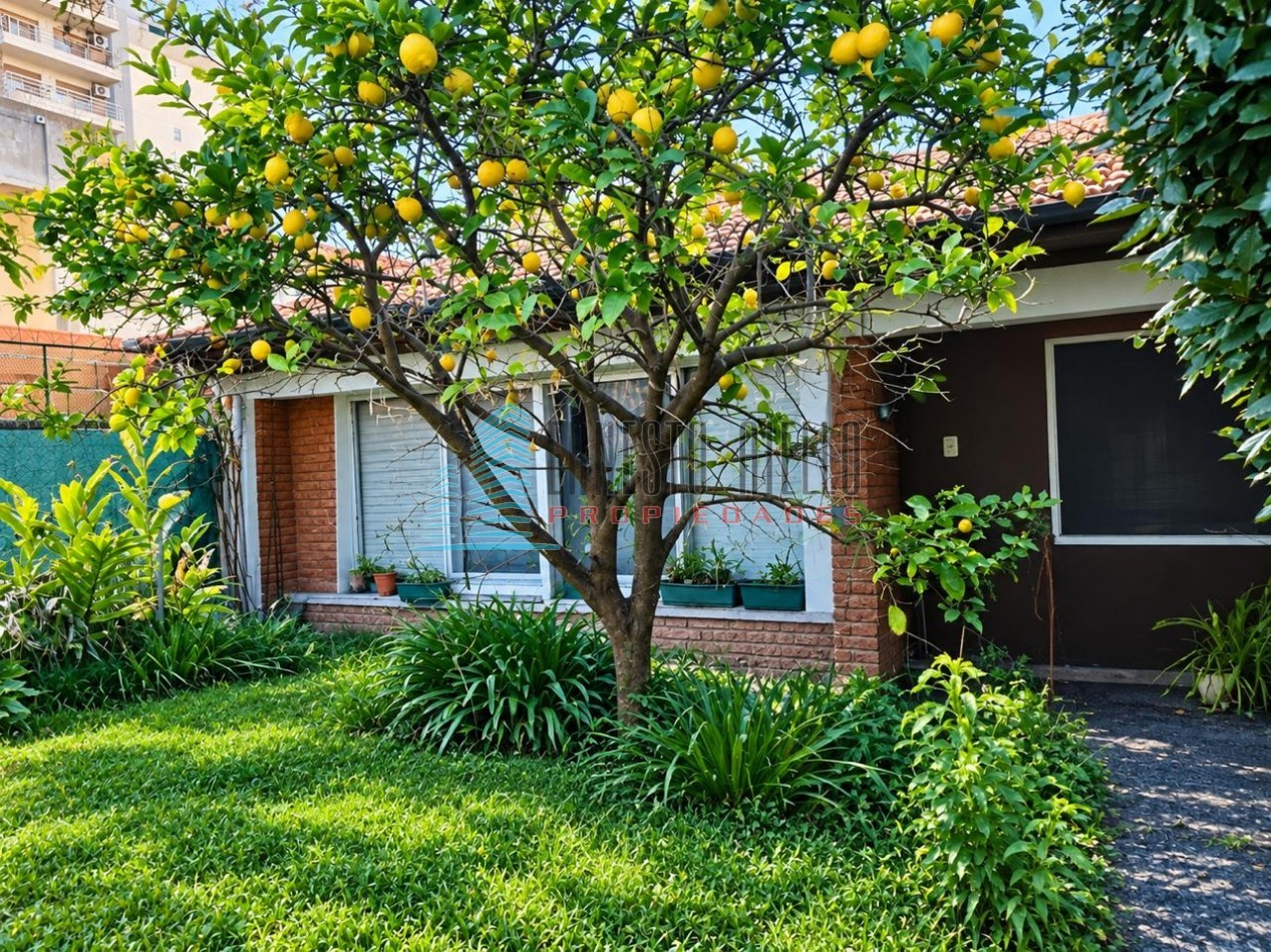 VENTA IMPECABLE CASA DOS PLANTAS CON PARQUE- ZONA RESIDENCIAL 