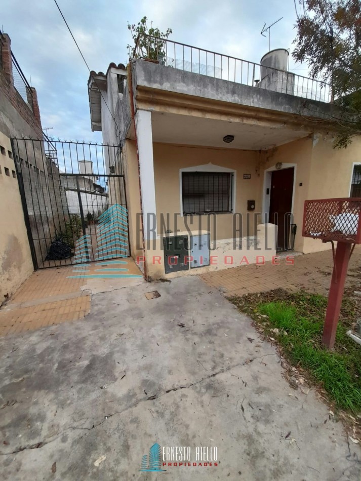 VENTA CASA 3 AMB. C/COCHERA, PATIO Y LAVADERO INDEPENDIENTE. BERAZATEGUI